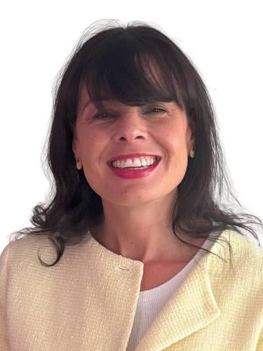 Professional headshot of Elisabeth Cilliers-Best of the Purple House Clinic