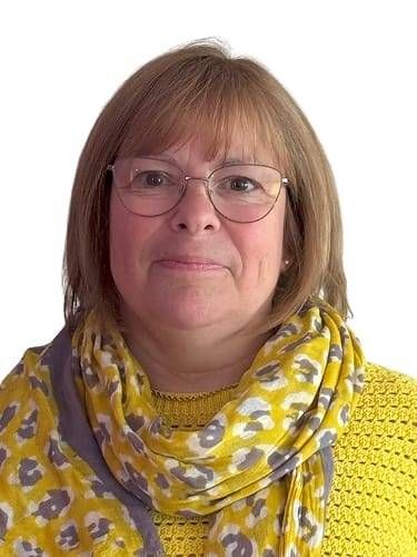 Mary-Drake-Executive-PA-the-purple-house-clinic Professional headshot of Mary Drake of the Purple House Clinic for her online profile.